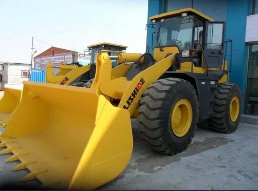 Двухкубовый погрузчик почасово