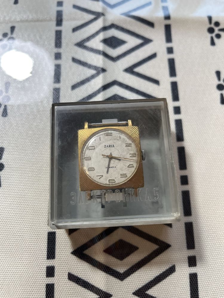 Продам часы  ZARIA