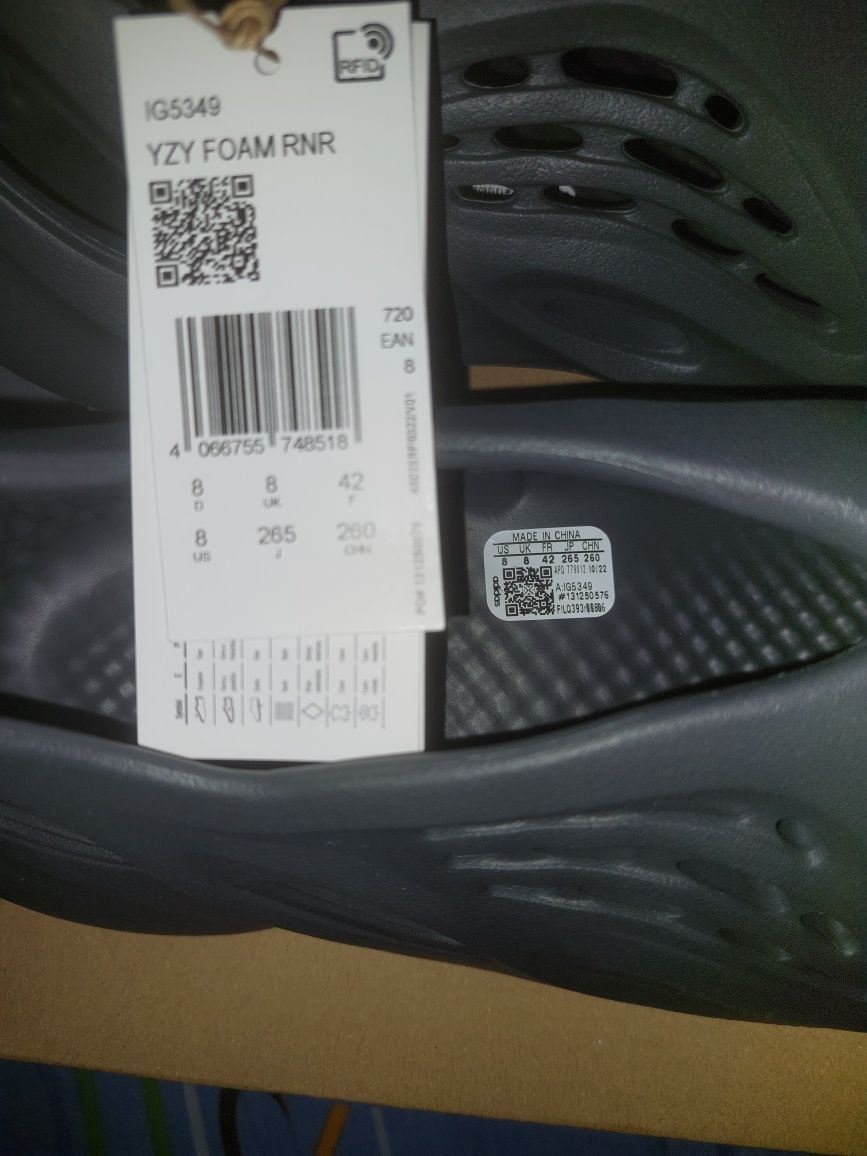 Yeezy Foam Runner Carbon marime 42 (8 us)