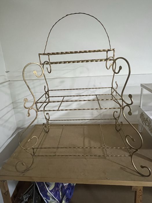 Sarpo sandiqlar sostayanasi yaxshi rangi tillo rang sepilgan