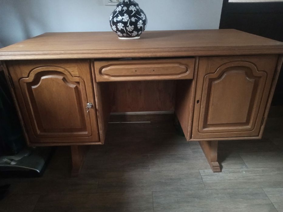 vitrina lemn  cuier birou