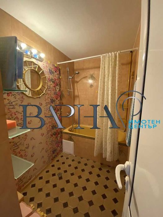 Дава се под наем Тристаен апартамент в Варна, Център - 100 кв.м за 612 € - Снимка #13