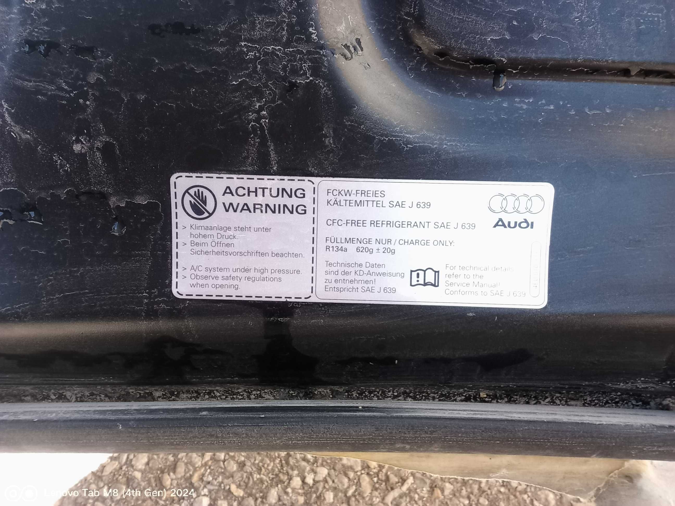 Продавам преден капак за AUDI