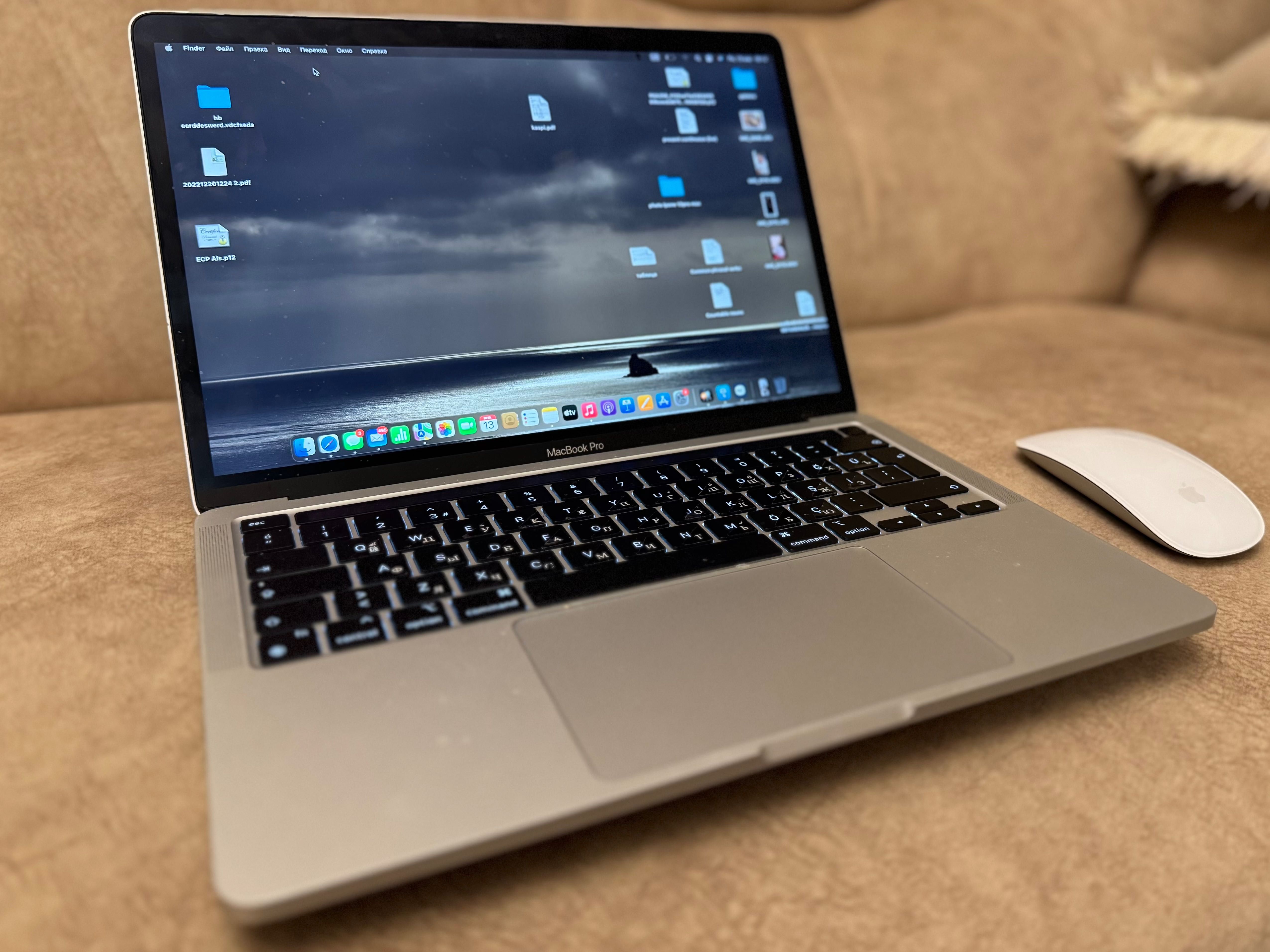Продаю MacBook Pro 13 M2 2023 8/512Gb