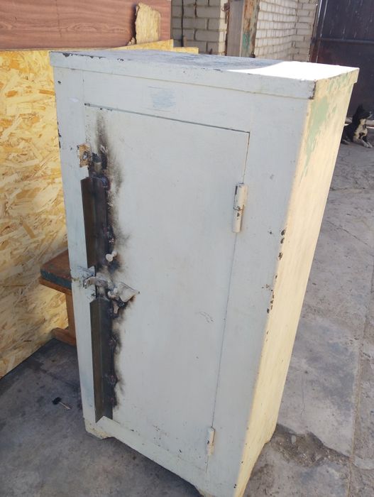 Сейф срочно, навесной и рожковый замок.