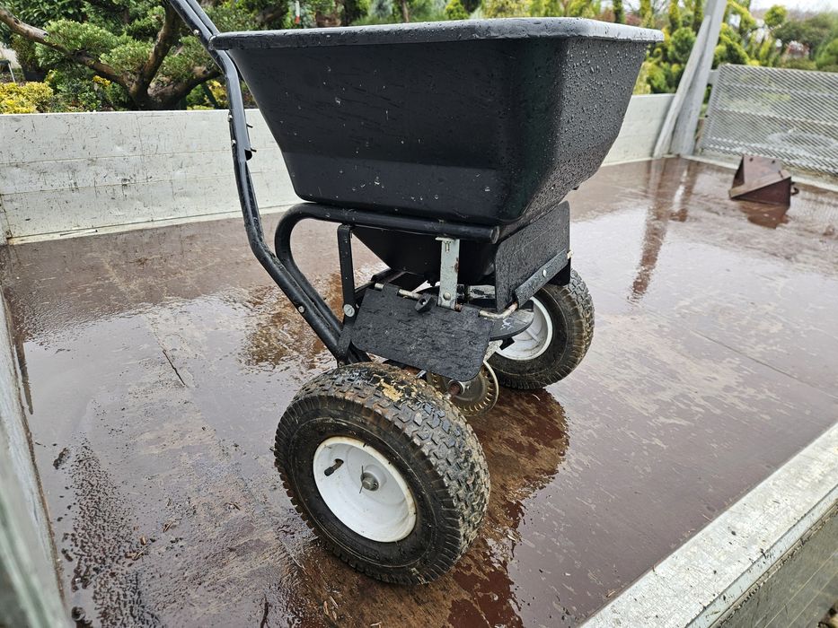 Masina imprastiat ingrasaminte gazon