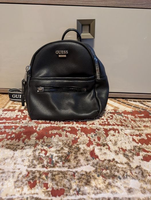Rucsacuri Guess doua modele
