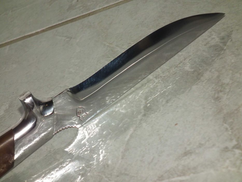 Cutit masiv retro - probabil cutit militar - ín stare foarte buná