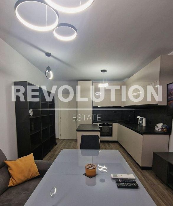 Дава се под наем Двустаен апартамент в Варна, Център - 80 кв.м за 900 € - Снимка #2