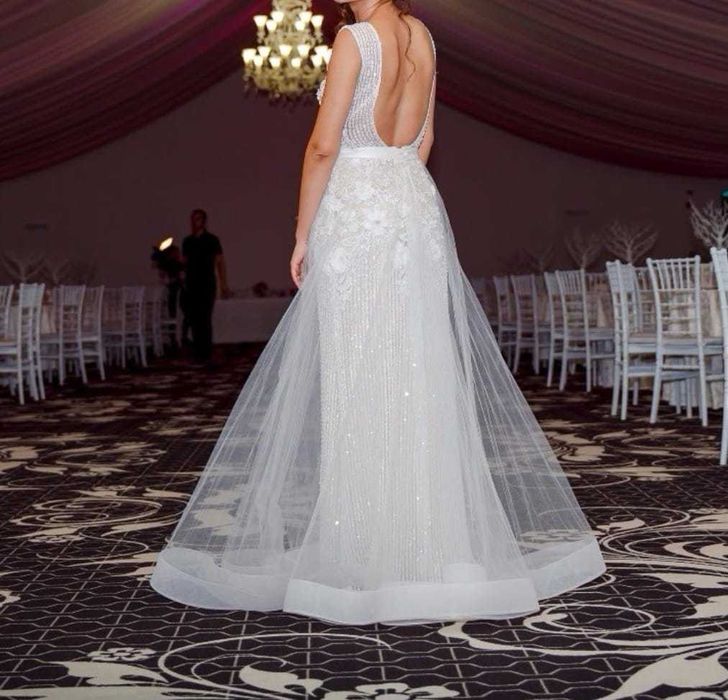 Vand doua rochii de mireasa