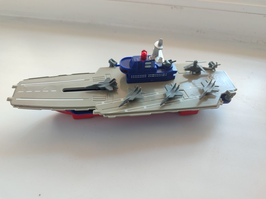 Корабль эсминец с техникой