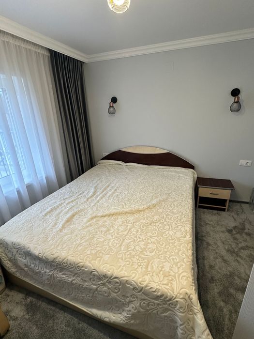 Dormitor complet pat saltea noptiere dulap masa