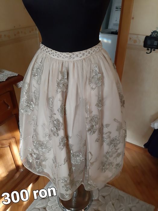 Vând fusta dantela 3D, rochie zara,costum format din  4 piese