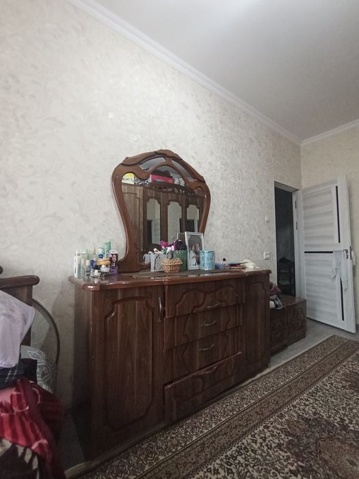 Спальный гарнитур 
Кровать с матрацем 2,0 х1,70
Комод с зеркал