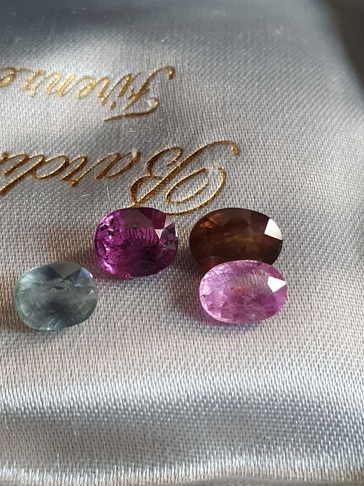 Safir natural netratat diferite culori si marimi