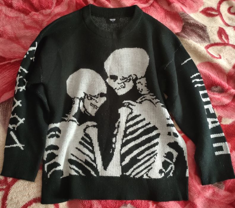 Pulover negru cu scheleți