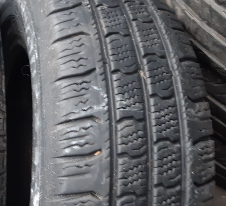 Una anvelopă 235/65r16c iarnă preț 200 lei bucata