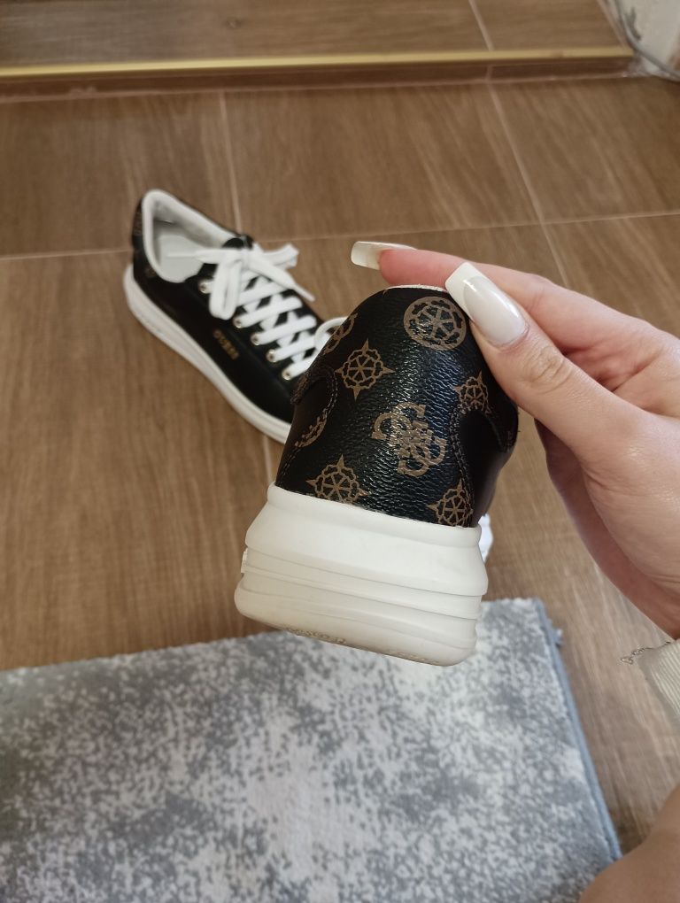 Оригинални сникърси Guess