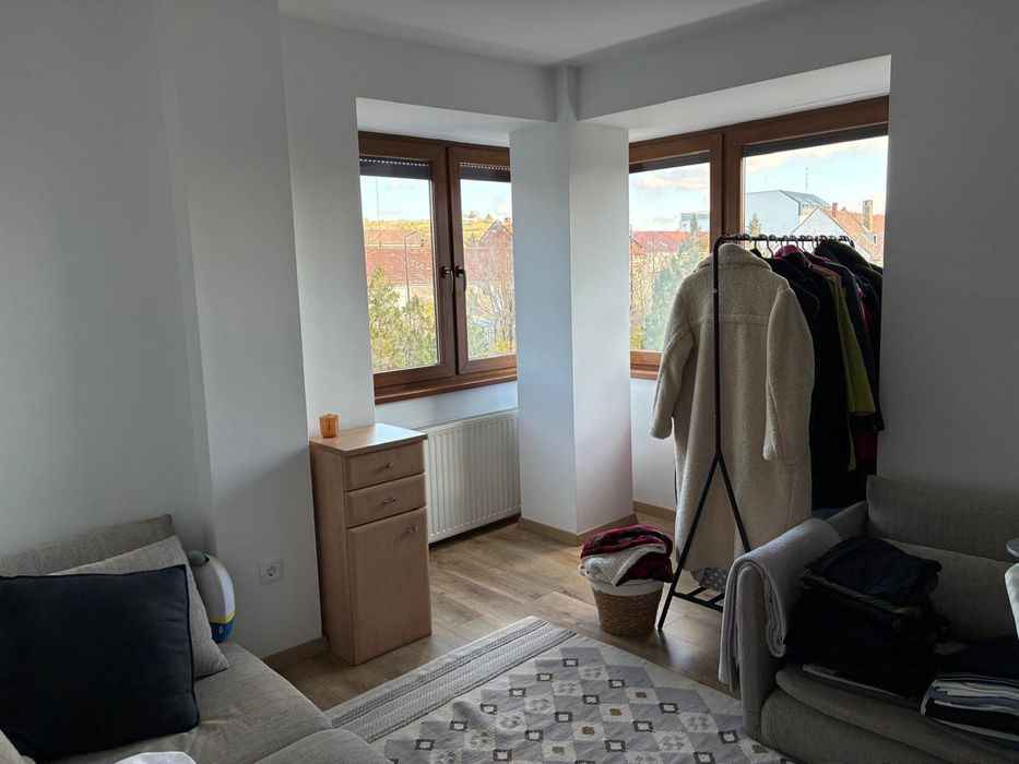 Vând apartament 4 camere centru civic etaj 1
