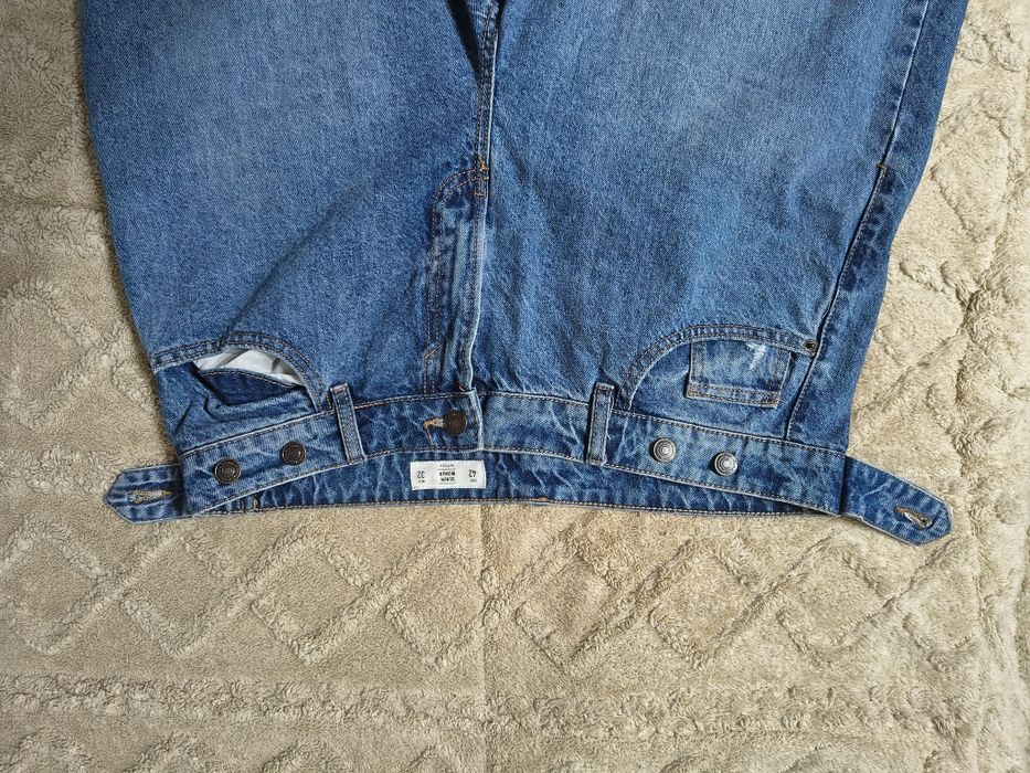 Blugi albaștri clasici, talie înaltă, model lejer, material rezistent,