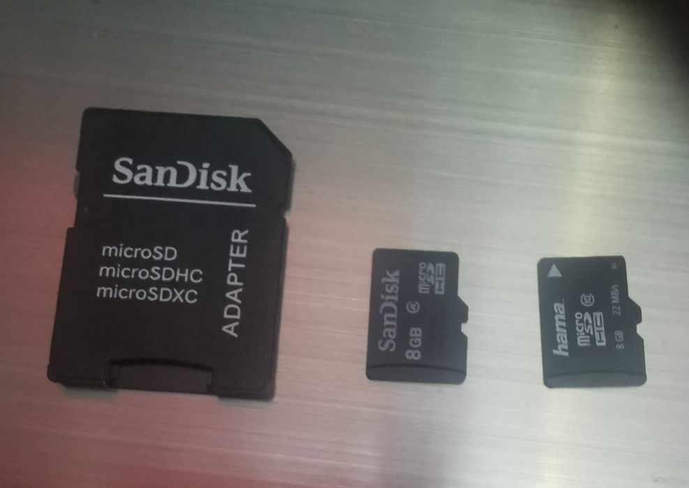 2 carduri microSD de 8GB + adaptor de la microSD la SD