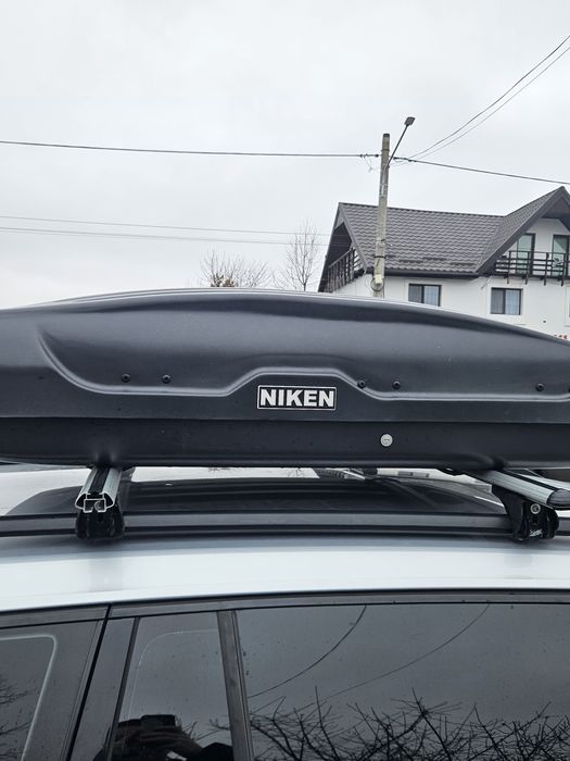 Cutie auto portbagaj cu bare de prindere.