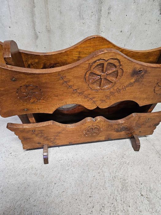 Масивна стойка с дърворезба