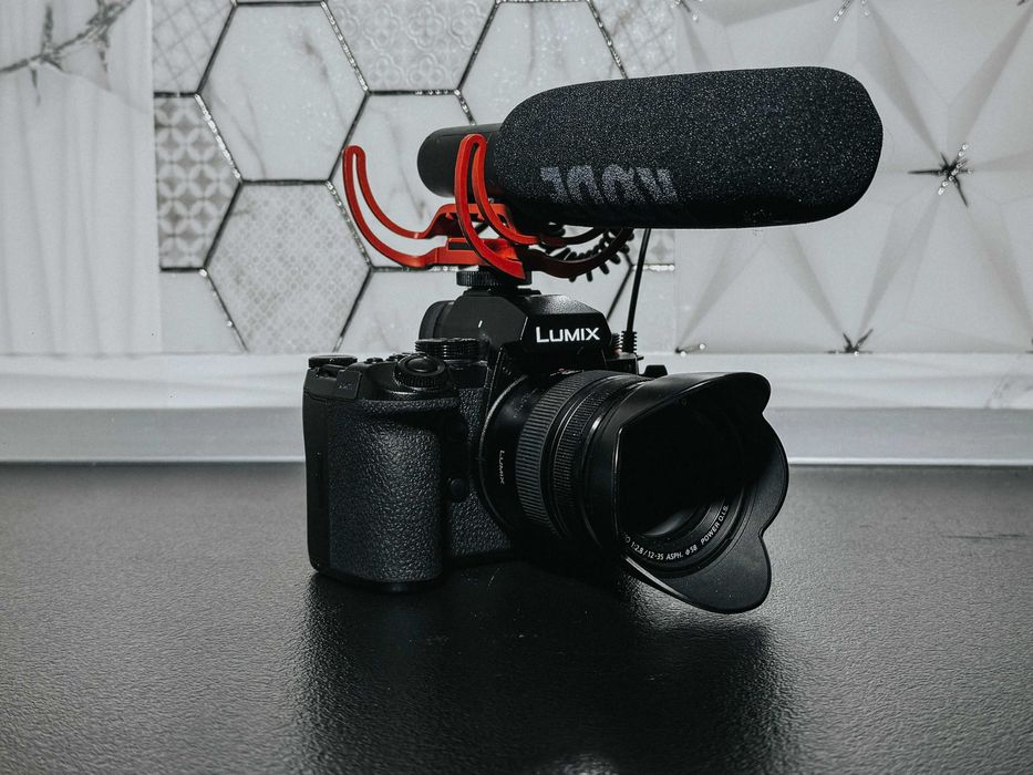 Vând LUMIX G9 II + 12-35mm f/2.8 + Sigma 56mm f/1.4 + microfon Rode