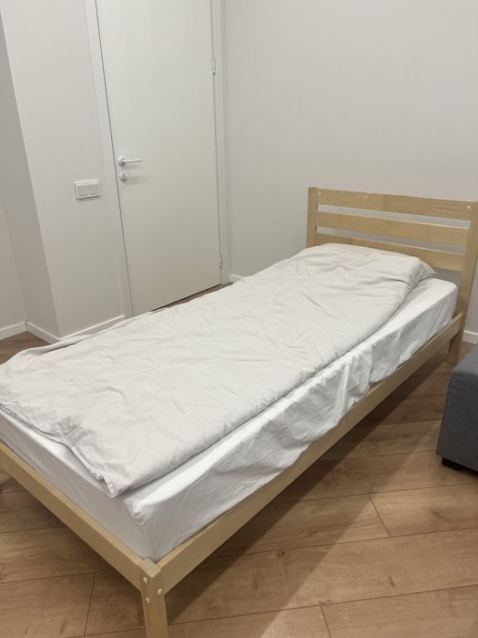 Продам односпальную кровать с матрацем