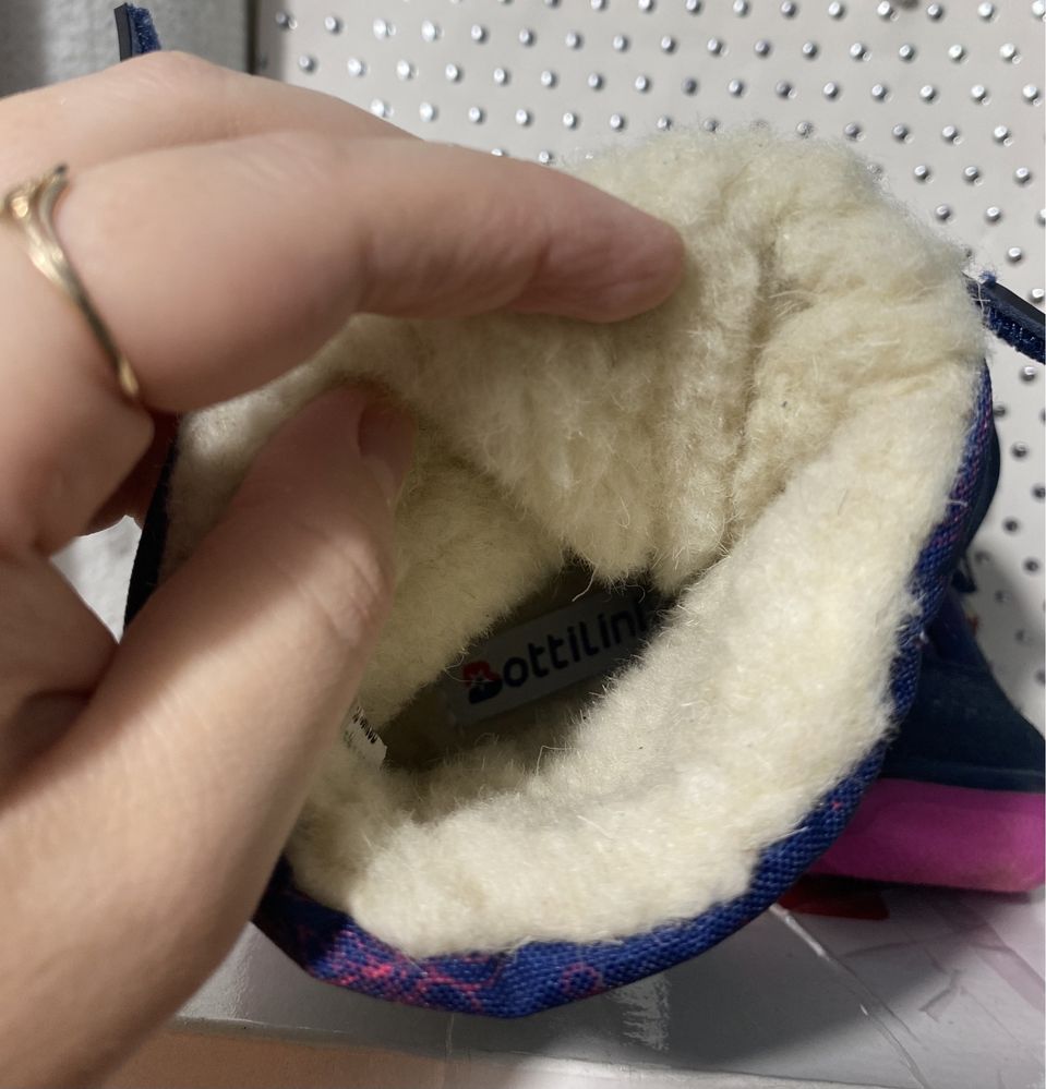 Продам новую,фирменную,зимнюю обувь на девочку