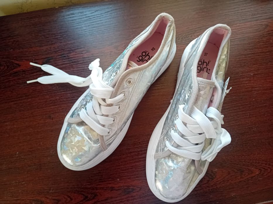 Кроссовки женские