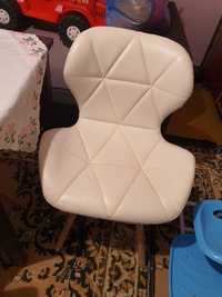 Set 3 scaune albe cu picioare lemn