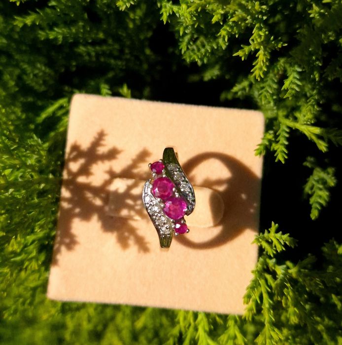 Inel din aur de 14K cu rubine si diamante naturale