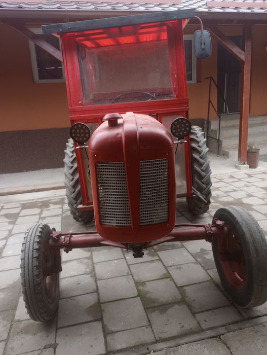 Vând tractor cărări 23