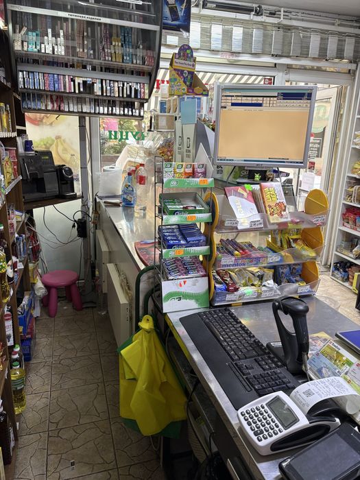 Продавам хладилни витрини 2бр и касов модул