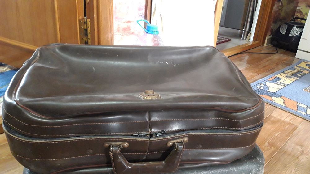 Чемодан кожаный.