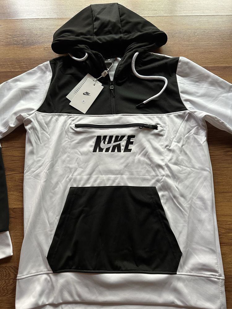 Мъжки екип Nike в черно с бяло,материята е памук с ликра