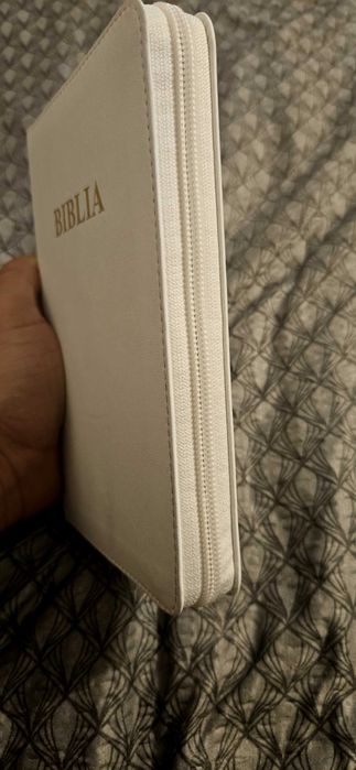 Vând Biblie. Toc piele  alba. semne  pagini aurite cu înscrisuri