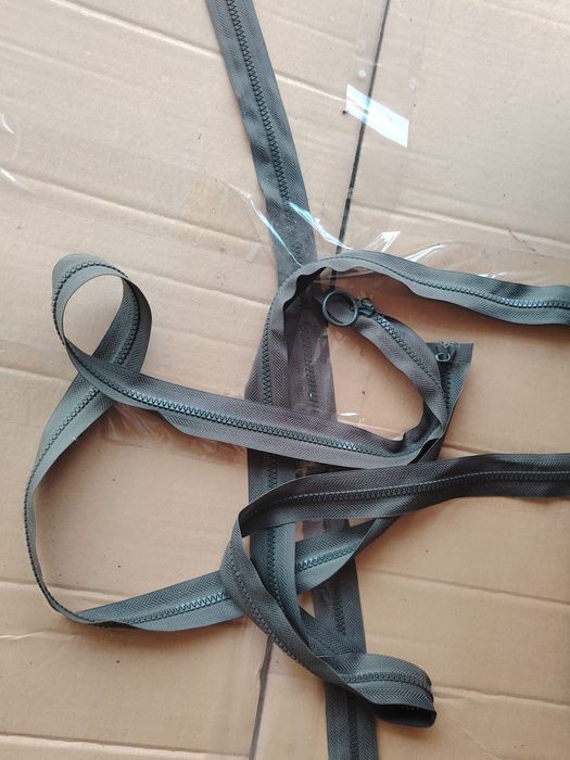 Stocuri de ață, fermoare ,nasturi, umerașe, haine firmate