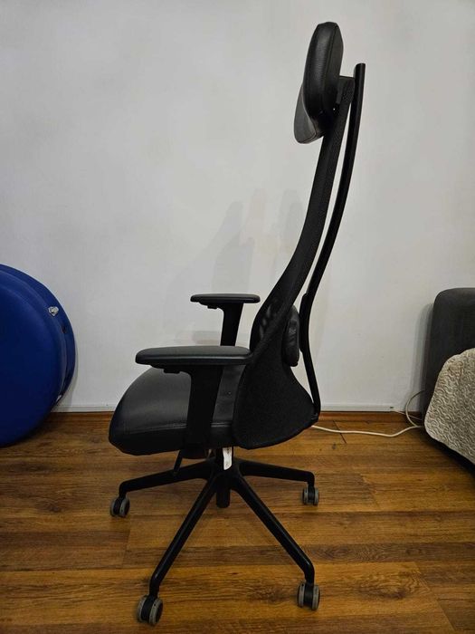 Scaun birou (IKEA, JÄRVFJÄLLET) rotativ cu brațe, Glose negru