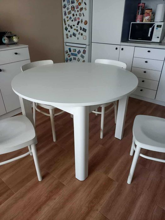 трапезна маса и столове