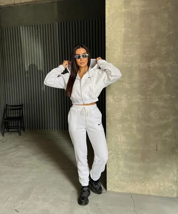 Nike Дамски Спортни Екипи (S-L) Различни Цветове