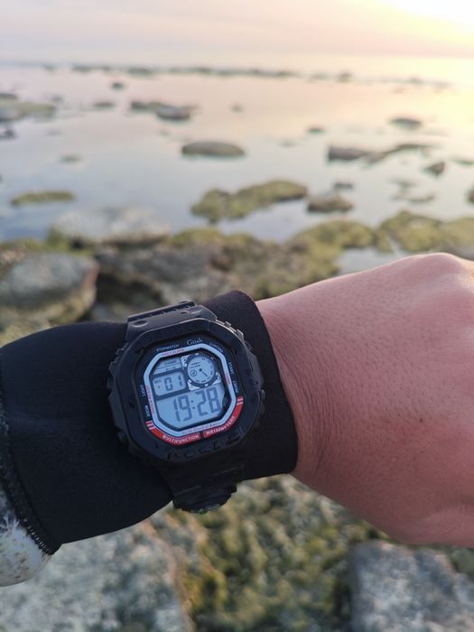 Подводный часы, до 10м глубины выдерживает