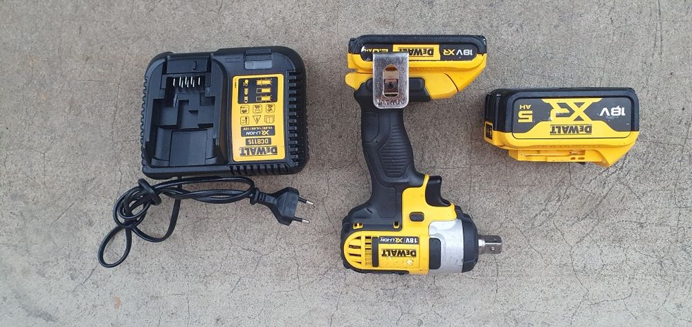 Masina de înșurubat cu impact. Dewalt.