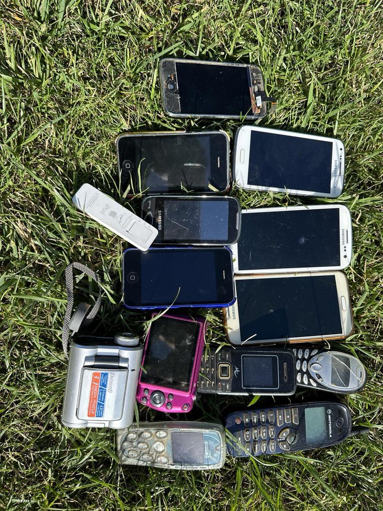 Различни видове стари телефони