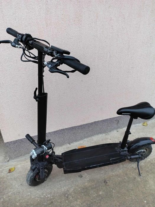 Vând trotinete și bicicleta