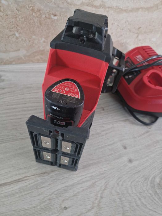 Nivela laser Milwaukee M12  3PL