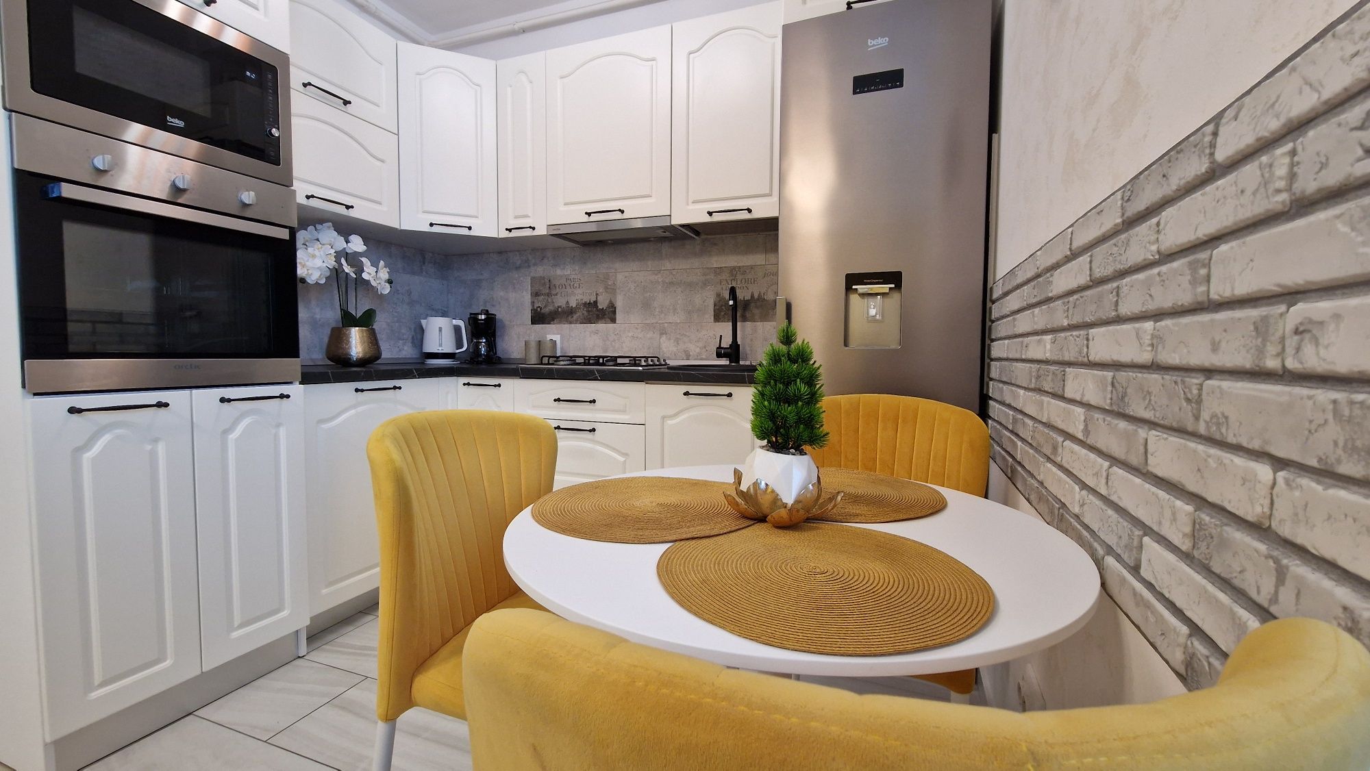 Cazare Apartamente NOI cu 1-2-3 camere zona Palas Mall