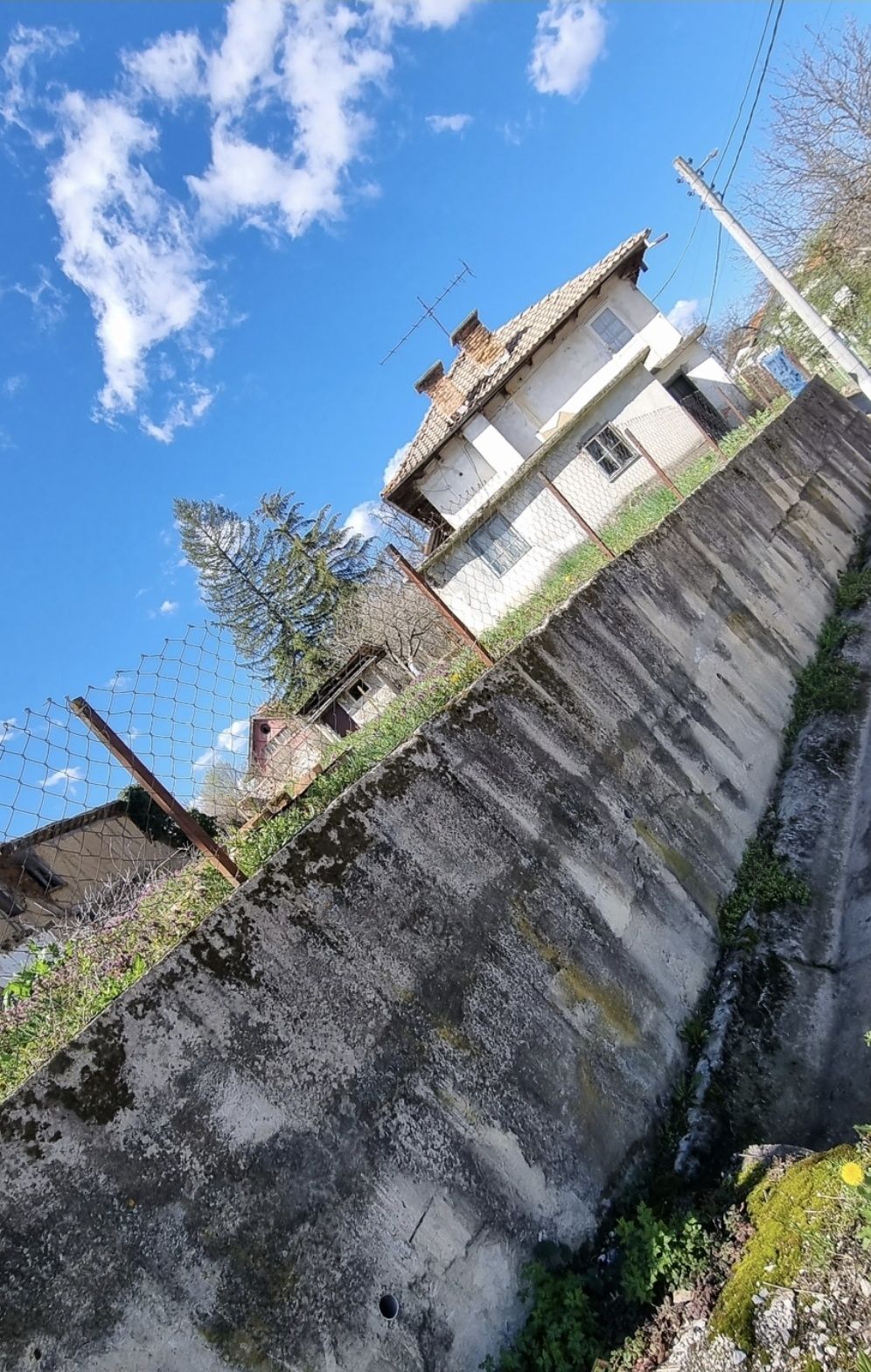Парцел за застрояване със стара къща