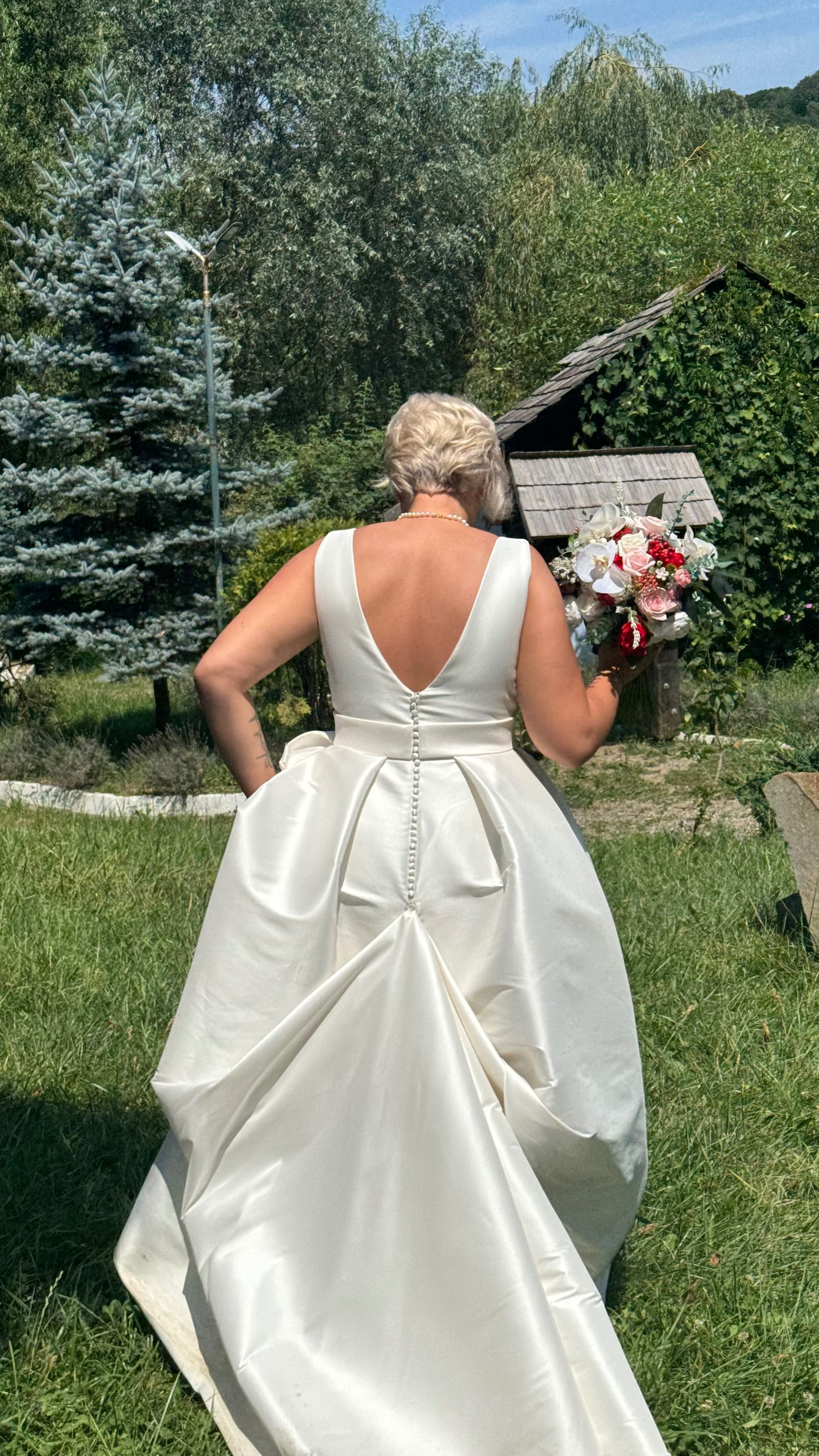 Vand rochie de mireasa- colectia 2024-tafta eleganta-marimea L